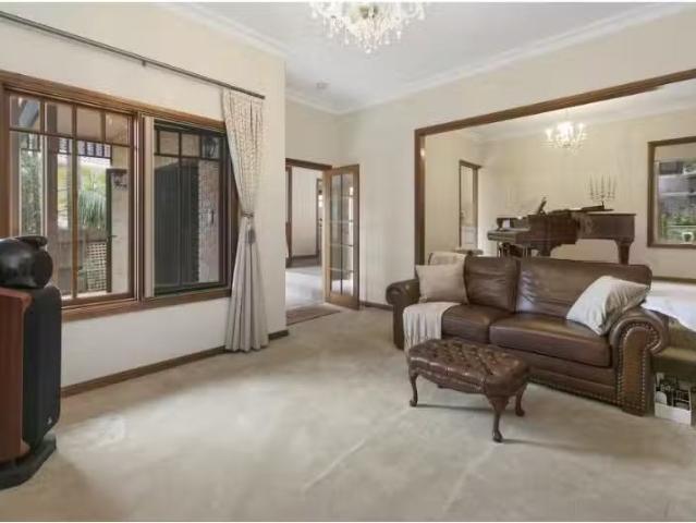 Just in! 2 Scarborough Place, Beacon Hill Townhouse for rent.