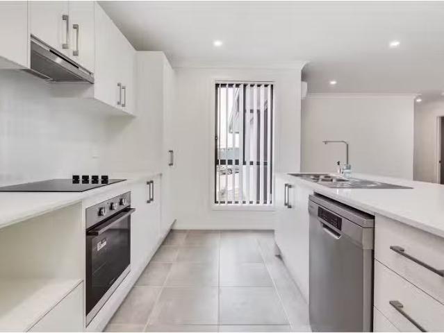 Cheap 2A Loane Circuit, Farley Townhouse for rent Listed by R.