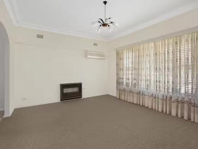 Cozy 30 Beatus Street, Unanderra, NSW 2526