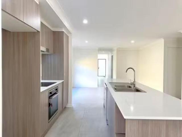 Cozy 30 Flame Tree Road, Cotswold Hills, QLD 4350