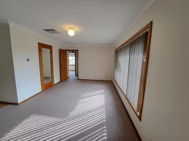 Nice 319 Chambers Avenue, East Albury, NSW 2640