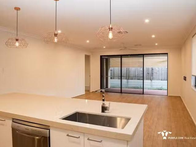 Cozy 32 Abington Street, Spring Mountain, QLD 4300