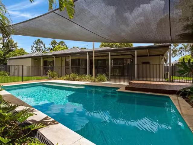 For Rent! 32 Blueash Crescent, Oxenford, QLD 4210 House for.