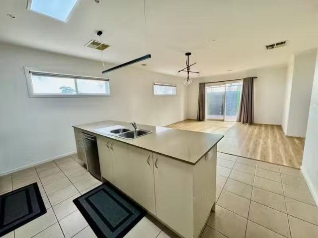 Unique 32 Grosvenor Crescent, DERRIMUT, VIC 3026 House for R.