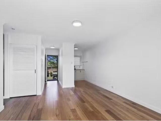 Cheap 3/32 Crowther Street, WEST END Apartment for rent Liste.