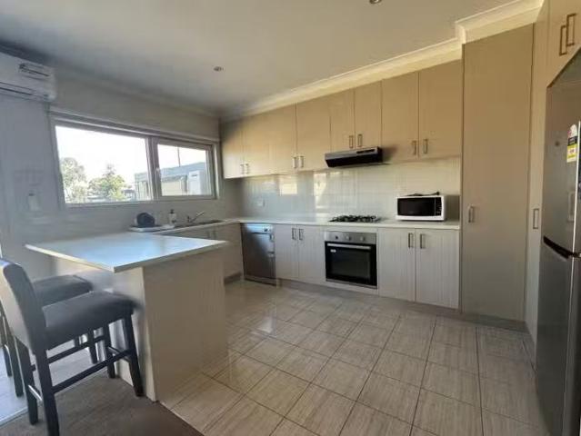 Charming 3/3 Gourlay Road, Hillside VIC 3037