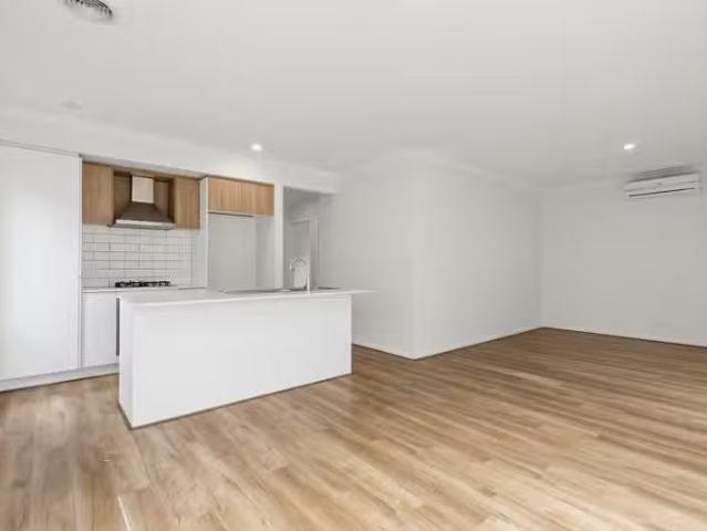 Cozy 33 Harlem Circuit, Point Cook VIC 3030