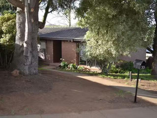 Cozy 33 Lawson Crescent, WARRAGUL, VIC 3820 House for Rent