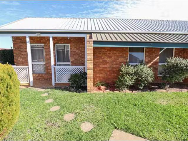 Cozy 3/47 Karoom Drive, Glenfield Park House for rent Listed.