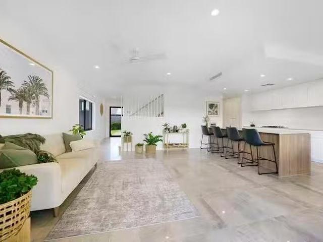 Unique 34/2 Flametree Circuit, Arundel, QLD 4214