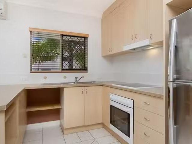 Cozy 3/5 Lily Street, Cairns North, QLD 4870