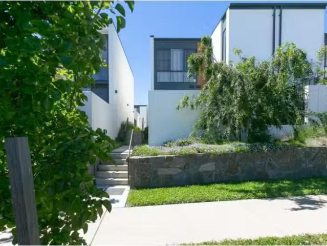 Charming 3/75 Bellhouse Crescent, Moncrieff Townhouse for rent.