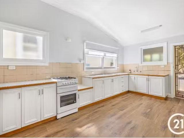 Cozy 372 High Street, Echuca Apartment for rent Listed by Tar.