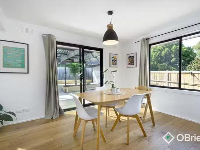 Just in! 39 Bunarong Drive, Frankston, VIC 3199