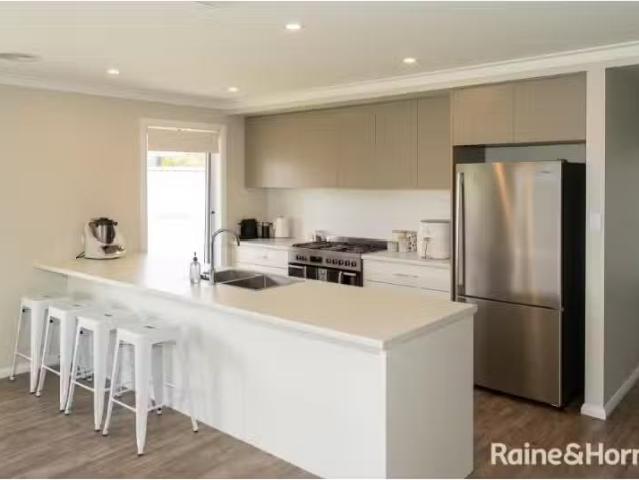 Deal! 7 Windouran Street, GOBBAGOMBALIN House for rent Listed.