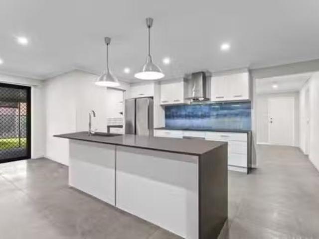 Deal! 7 Calford Court, Heritage Park, QLD 4118