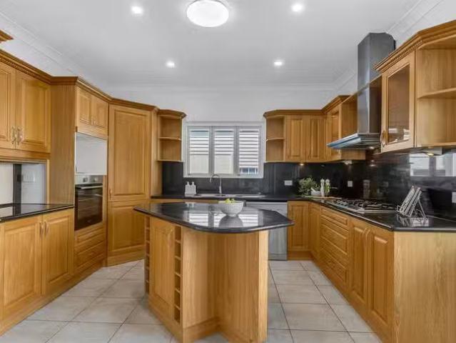 Just in! 7 Rolle Street, Holland Park West, QLD 4121