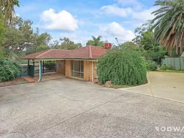 Cozy 400 Horwood Road, Swan View, WA 6056
