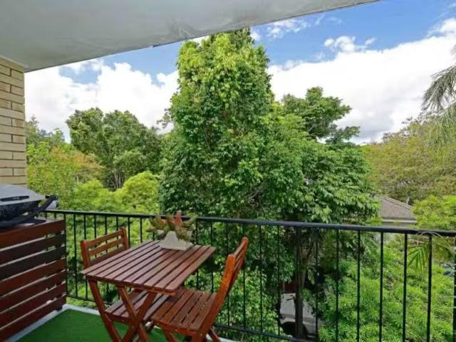 Charming 4/172 Norman Avenue, Norman Park Apartment for rent.