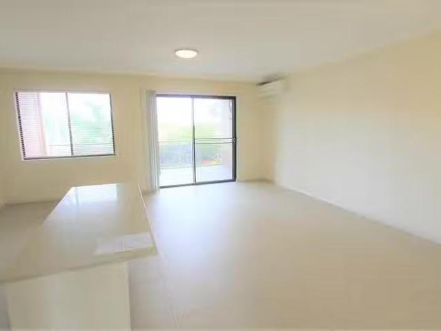 Just in! 4/12 14 Banks Street, Parramatta, NSW 2150