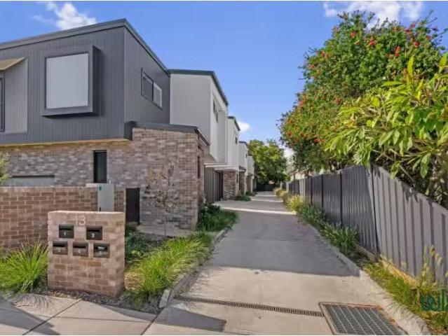 Cheap 4/13 Margaret Street, Mayfield East Townhouse for rent.