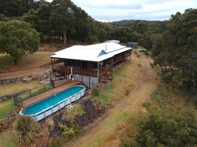 Unique 41.5 Acre 16.95 ha Lifestyle Property