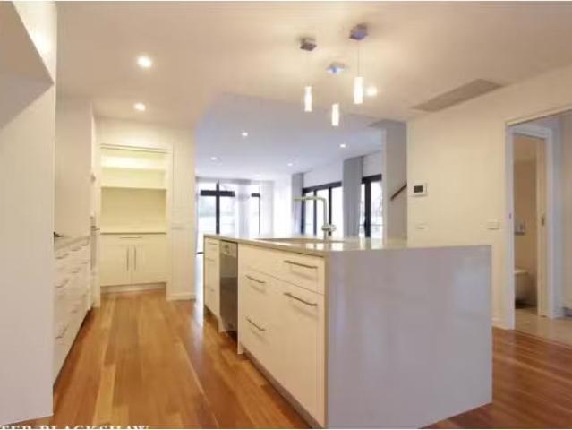 Cheap 41 Loftus Street, Yarralumla Townhouse for rent Listed.