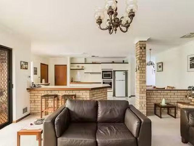 Just in! 42 Ten Seldam Circle, Winthrop, WA 6150