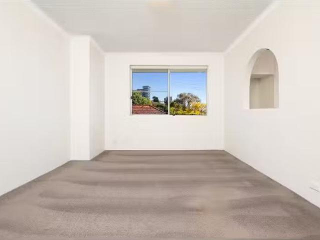 Unique 4/30 Huntington Street, Crows Nest Apartment for rent.
