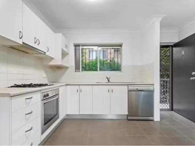 Charming 4/32 Birdwood Street, COORPAROO Apartment for rent L.