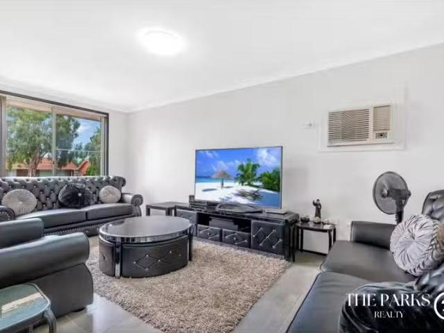 Charming 43 Glen Elgin Crescent, Edensor Park House for rent.