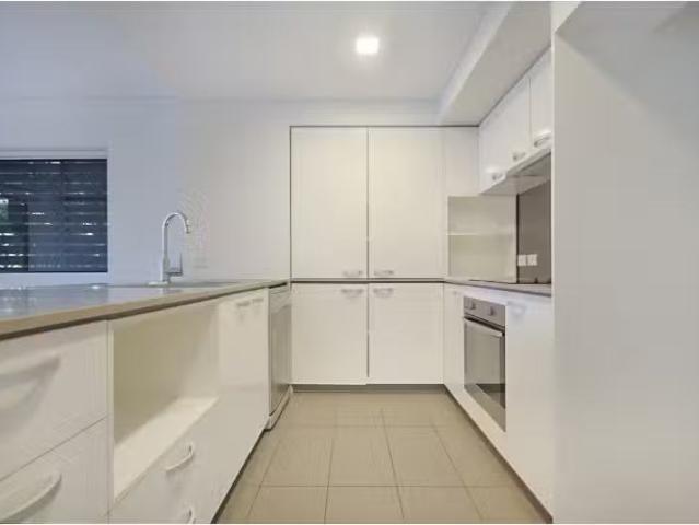 Unique 4/40 Carl St, WOOLLOONGABBA Apartment for rent Listed.