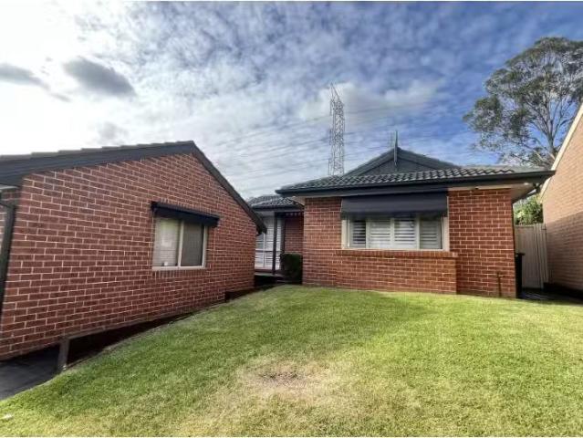 Deal! 45 Candlebark Circuit, Glenmore Park House for rent Lis.