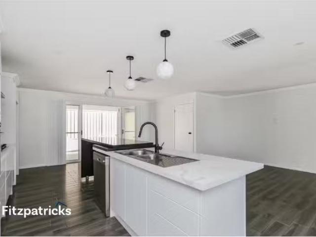 Cheap 47 Deakin Avenue, Lloyd House for rent Listed by Rental.
