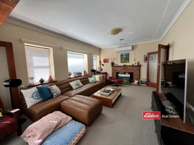 Cheap 49 Church Street, GLOUCESTER House for rent Listed by L.
