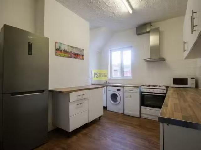 Cheap 4 BA 4 bedroom flat for rent in Bristol Road, Selly Oak.