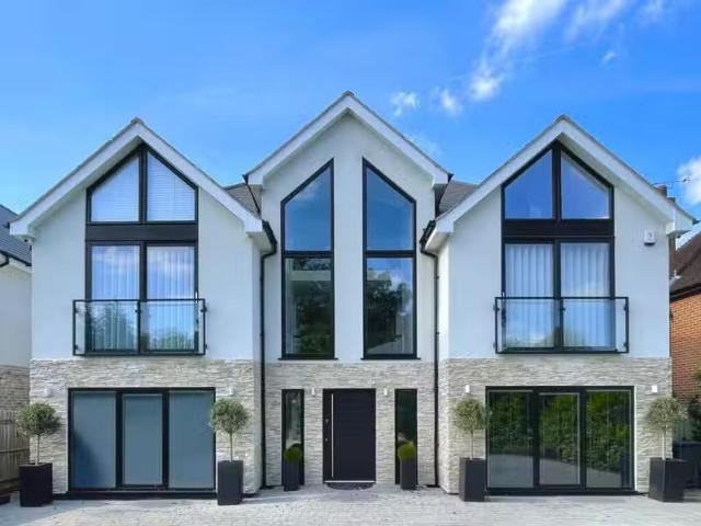 Nice 4 BA 5 bedroom detached house for rent in Bickley Park Ro.