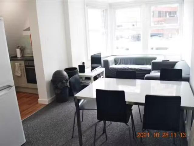 Deal! 4 bedroom apartment for rent in Holdenhurst Road, Bourne.