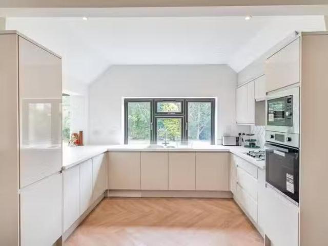 Just in! 4 bedroom bungalow for rent in Webb Estate, Purley, CR8
