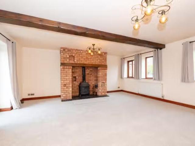 Deal! 4 bedroom barn conversion for rent in Stoke Pound, Broms.