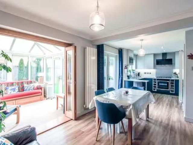 For Rent! 4 bedroom detached house for rent in Arlington Close.