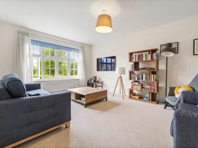 Charming 4 bedroom detached house for rent in Clos Parc Radur.