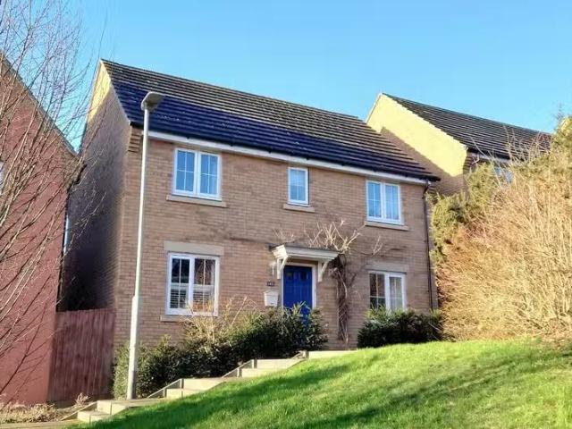 Unique 4 bedroom detached house for rent in Crocker Way, Winca.