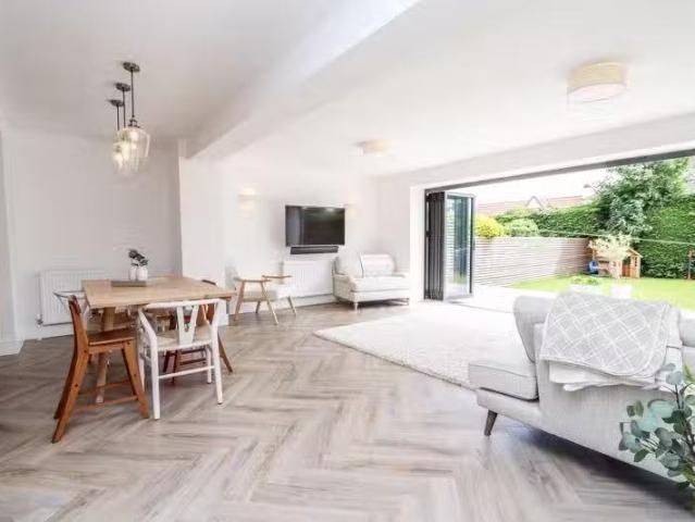 Deal! 4 bedroom detached house for rent in Edward Road, Cleved.