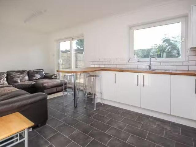 Charming 4 bedroom detached house for rent in Ensbury Park, Bo.