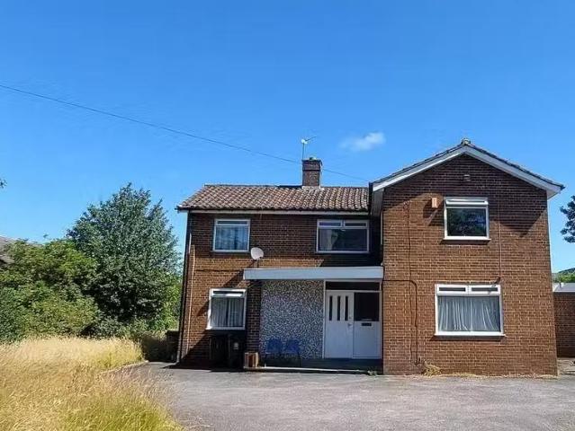 Cheap 4 bedroom detached house for rent in Parsonage Road, Bra.