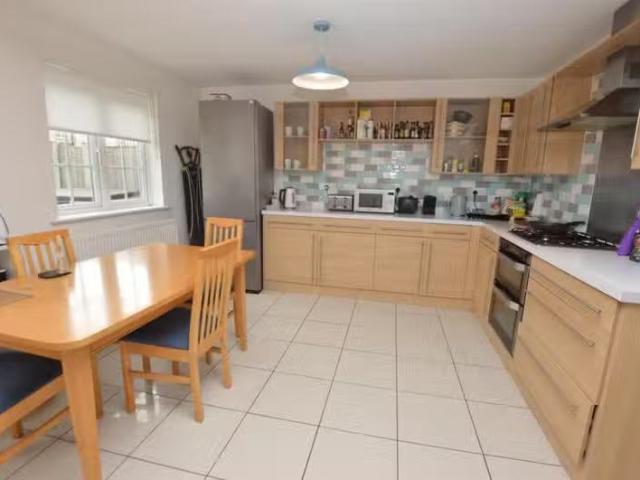 Just in! 4 bedroom terraced house for rent in Fan Avenue, Colc.