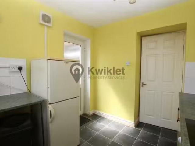 Deal! 4 bedroom terraced house for rent in Kingsland Terrace.