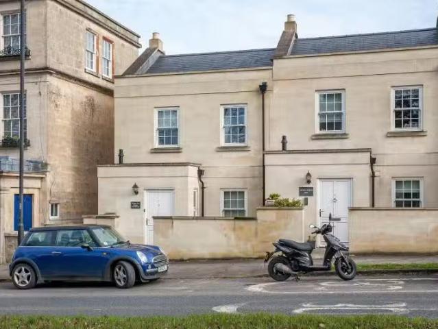 Rental! 4 bedroom town house for rent in Wellsway, Bath, BA2