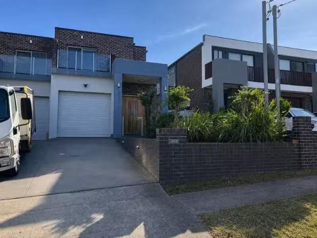 Just in! 4 BR 41A William Street, Holroyd Townhouse for rent.